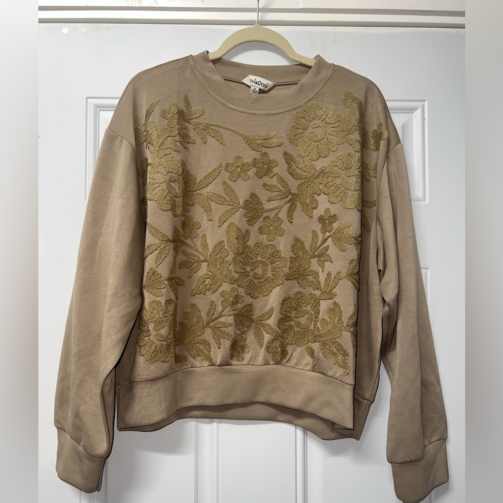 Davi & Dani scuba knit embroidered shirt size medium